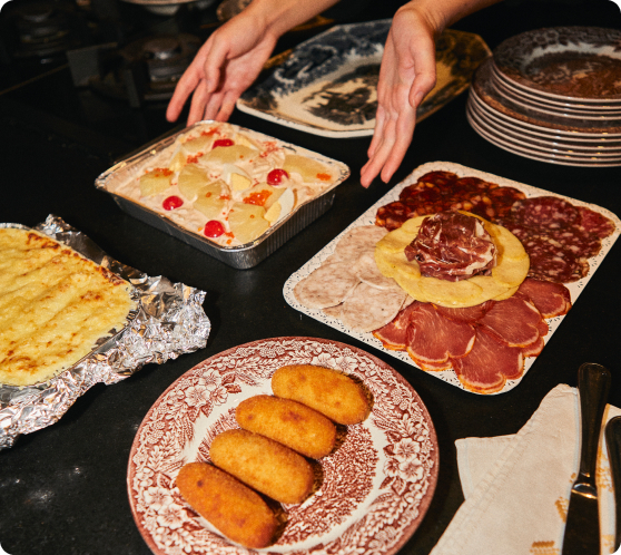 <p>Ens agrada el sabor dels diumenges. Som fans dels retrobaments familiars al volant d’una taula. Els dinars que comencen amb un pica-pica i s’allarguen amb cafès, ratafia i rialles.</p>